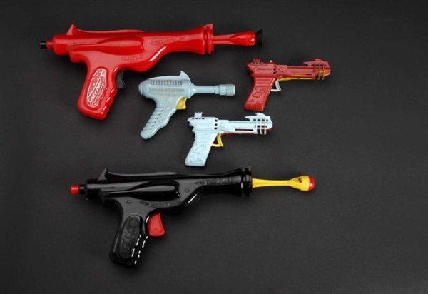 LOT OF 5: PLASTIC SPACE GUNS TOYS.                