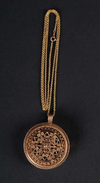 14K GOLD NECKLACE WITH GOLD PENDANT.              
