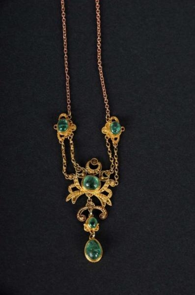 VICTORIAN 14K GOLD NECKLACE WITH GREEN STONES.    