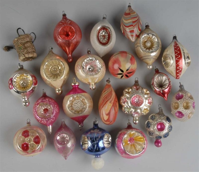 LOT OF 20+ GLASS CHRISTMAS ORNAMENTS.             