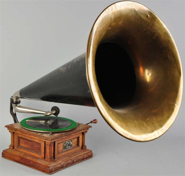 VICTOR D PHONOGRAPH WITH HORN.                    