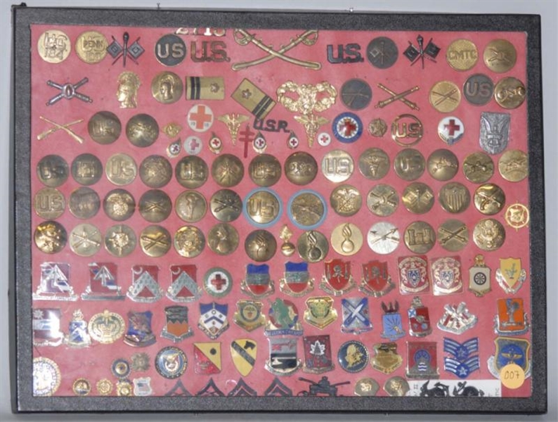 LOT OF ASSORTED MILITARY PINS & BUTTONS.          
