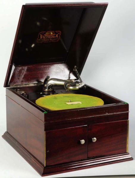 VICTOR RECORD PLAYER.                             
