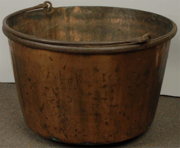 LARGE COPPER KETTLE WITH METAL HANDLE.            