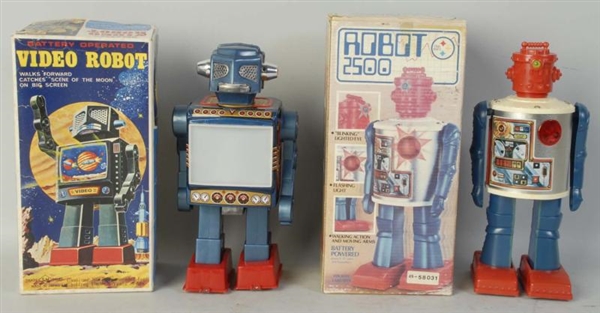 LOT OF 2: BATTERY-OPERATED ROBOT TOYS.            
