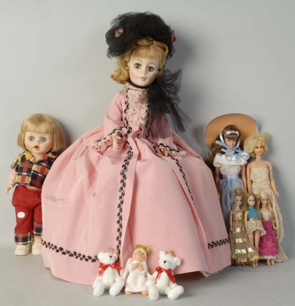 LOT OF ASSORTED DOLLS.                            