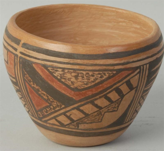 NATIVE AMERICAN INDIAN DECORATED VASE.            