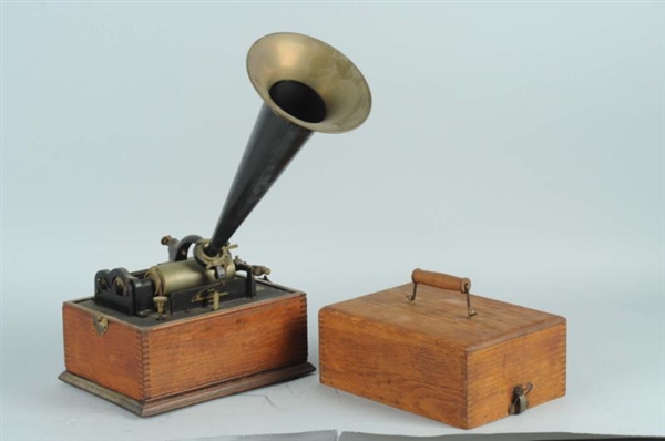 SMALL EDISON PHONOGRAPH WITH HORN.                