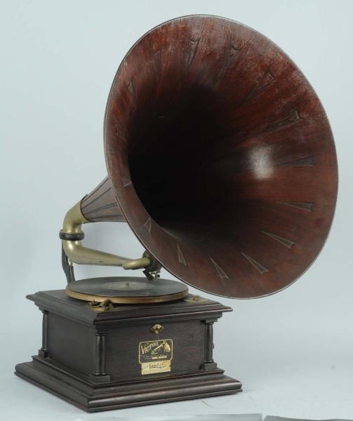 VICTOR PHONOGRAPH WITH LARGE HORN.                