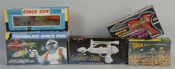 LOT OF 5: CONTEMPORARY TOY SPACE GUNS.            