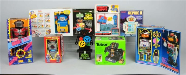 LOT OF 8: BATTERY OPERATED TOY ROBOTS.            