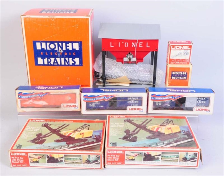 LIONEL ASSORTED FREIGHT CARS & ACCESSORIES.       