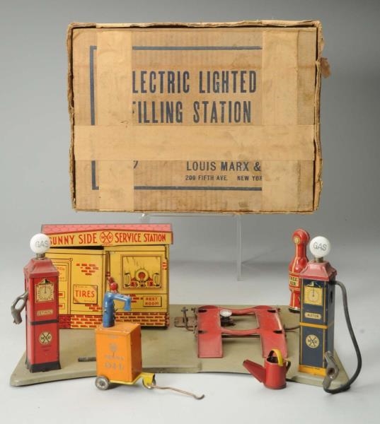 MARX ELECTRIC LIGHTED FILLING STATION IN BOX.     