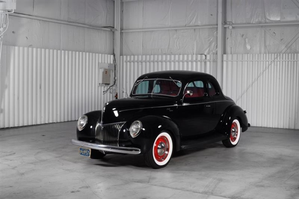 1939 FORD DELUXE COUPE.                           