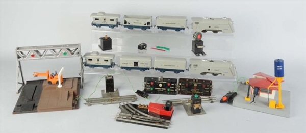 LOT OF ASSORTED TRAIN ACCESSORIES.                