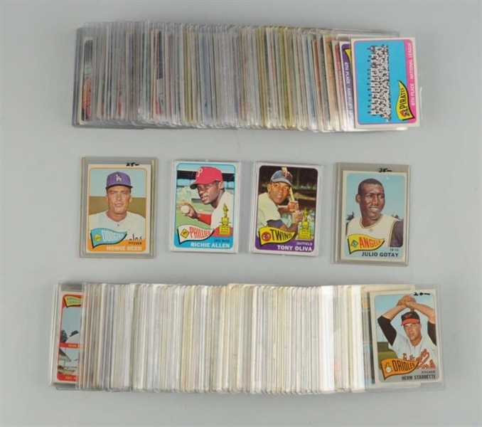LOT OF APPROX. 125: 1965 TOPPS BASEBALL CARDS.    