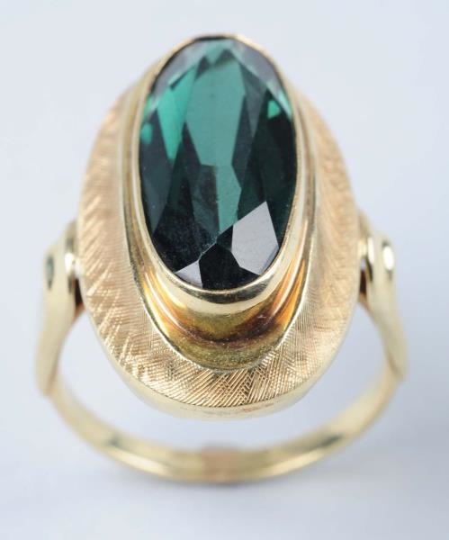 14K GOLD RING WITH OVAL GREEN STONE.              