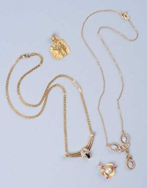 LOT OF 4: ASSORTED GOLD PIECES.                   