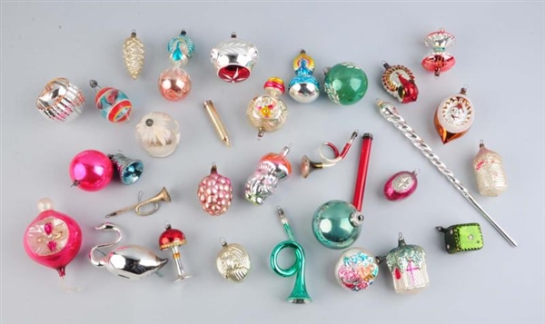 LARGE LOT OF VINTAGE CHRISTMAS ORNAMENTS.         