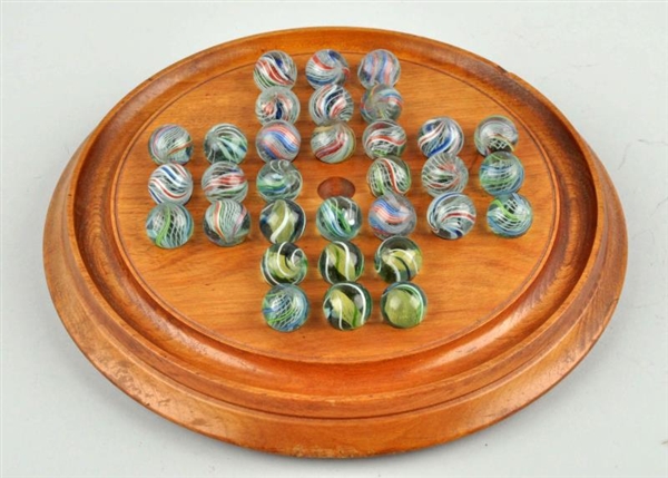 SOLITAIRE BOARD WITH 32 SWIRL MARBLES.            