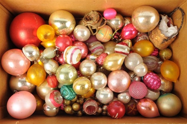 LARGE LOT OF VINTAGE CHRISTMAS ORNAMENTS.         