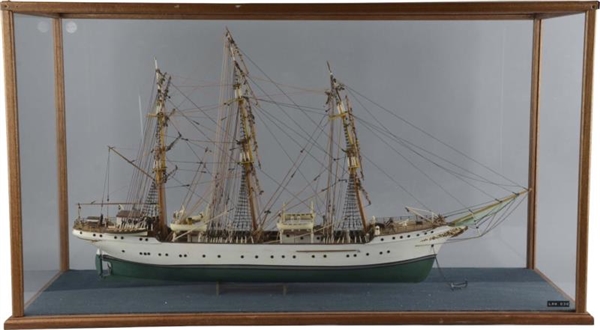 TRIPLE HIGH MASTED BIG SAILING SHIP MODEL IN CASE 