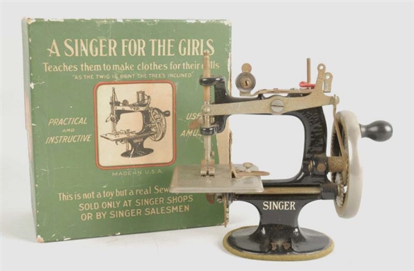 GIRLS SINGER SEWING MACHINE.                      