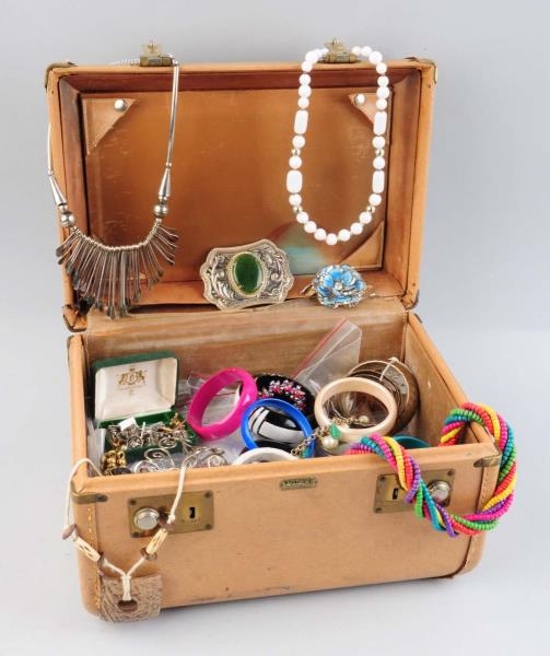 LOT OF ASSORTED COSTUME JEWELRY IN CASE.          