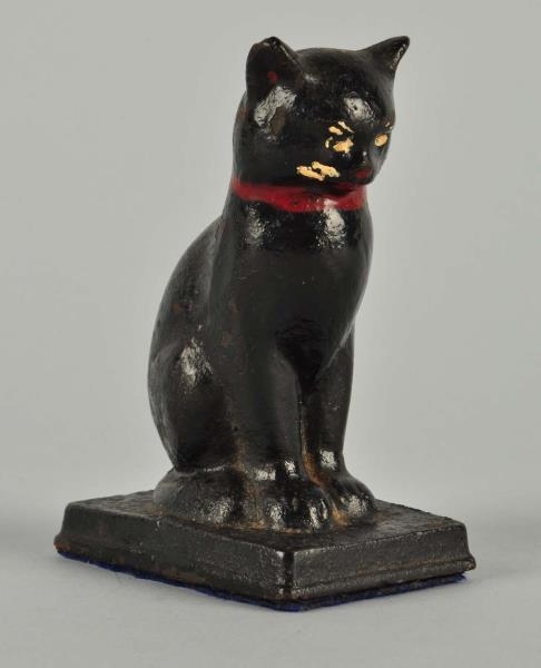 CAST IRON SITTING CAT ON BASE PAPERWEIGHT.        