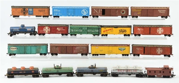 LARGE LOT OF HO FREIGHT CARS.                     