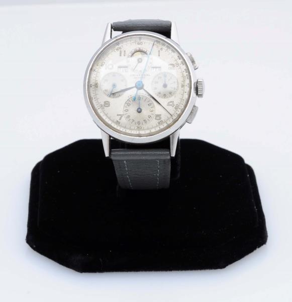 A GENTS WWII CHRONOGRAPH STRAP WATCH, UNIVERSAL  