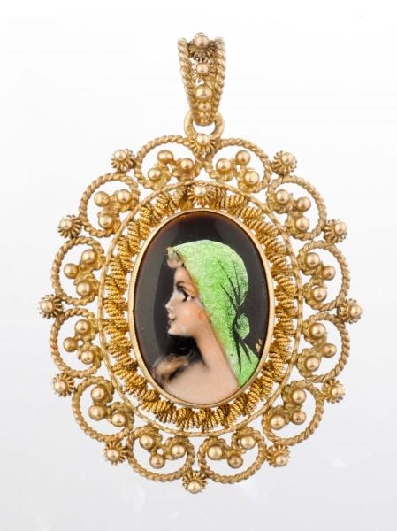 A PAINTED LIMOGES ENAMEL AND GOLD PENDANT.        