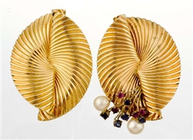 A PAIR OF GEM SET, PEARL AND GOLD CLIPS, YARD.    