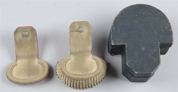 FRENCH OFFICERS EPAULETTES IN ORIGINAL BOX.      