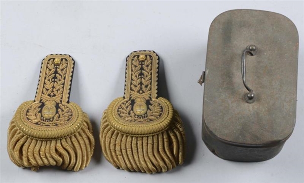 FRENCH OFFICERS EPAULETTES IN ORIGINAL BOX.      