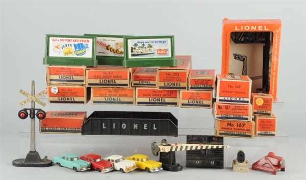 LARGE LOT OF LIONEL ACCESSORIES AND PARTS.        