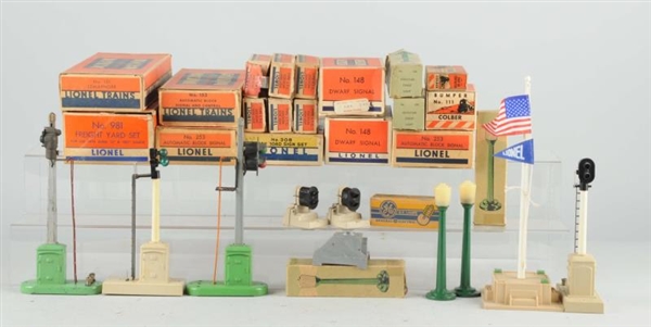 LARGE LOT OF ASSORTED LIONEL TRAIN ACCESSORIES.   
