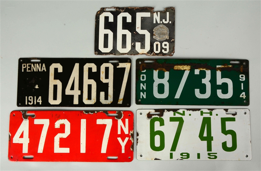 LOT OF 5: EARLY PORCELAIN AUTO LICENSE PLATES.