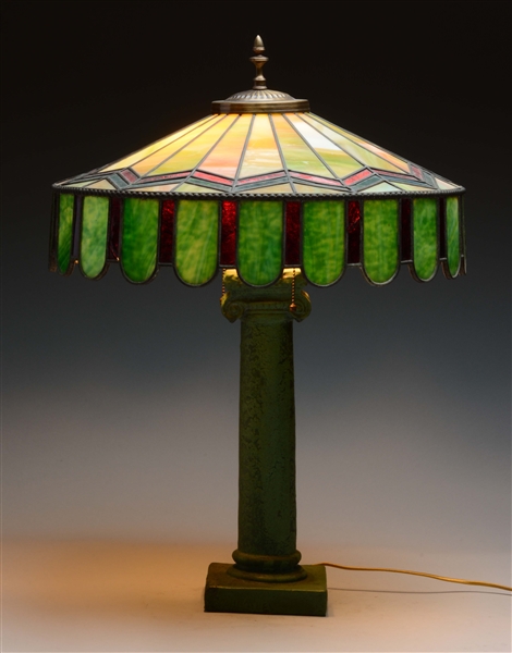 MISSION STYLE LEADED GLASS LAMP.