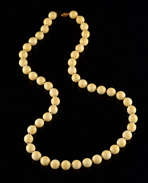 AN IVORY & GOLD BEADED NECKLACE.