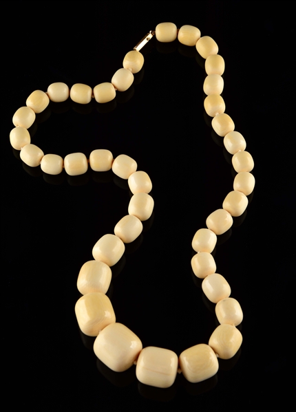 A GRADUATED IVORY BEADED NECKLACE.