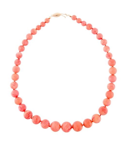 A GRADUATED BEADED PINK CORAL NECKLACE W/ 14K YELLOW GOLD CLASP.