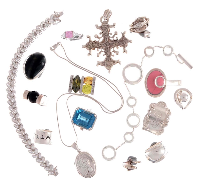 LOT OF ASSORTED JEWELRY ITEMS.