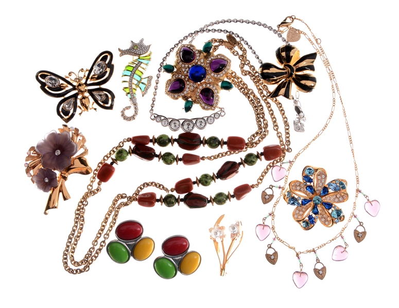 LOT OF ASSORTED COSTUME JEWELRY.