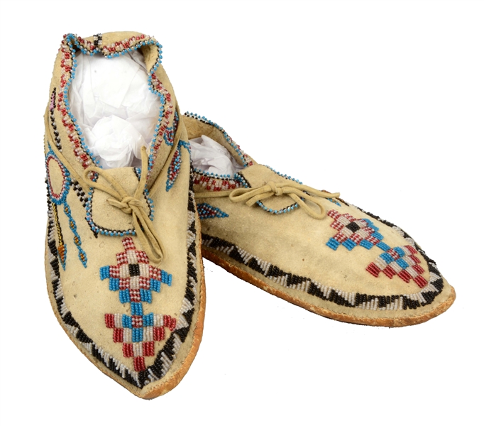 PAIR OF PICTORIAL APACHE MOCCASINS.