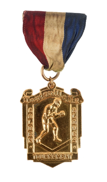 1958 CASSIUS CLAY LOUISVILLE GOLDEN GLOVES CHAMMPIONSHIP MEDAL.