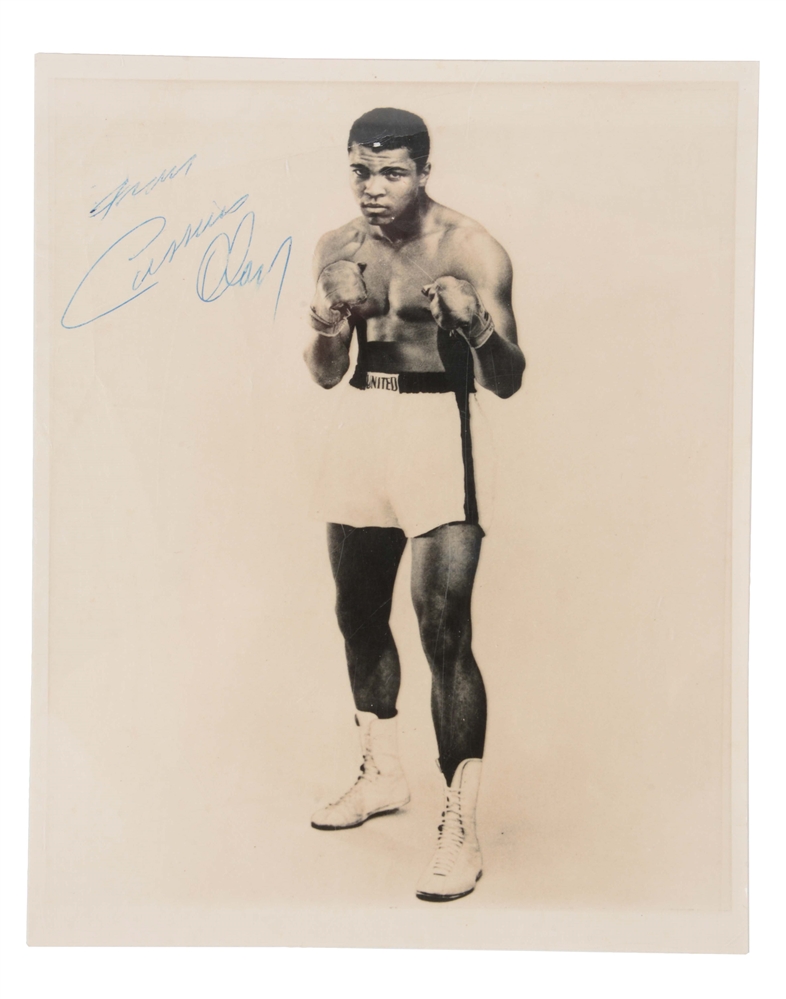 1960S VINTAGE CASSIUS CLAY SIGNED  8X10 PHOTO.