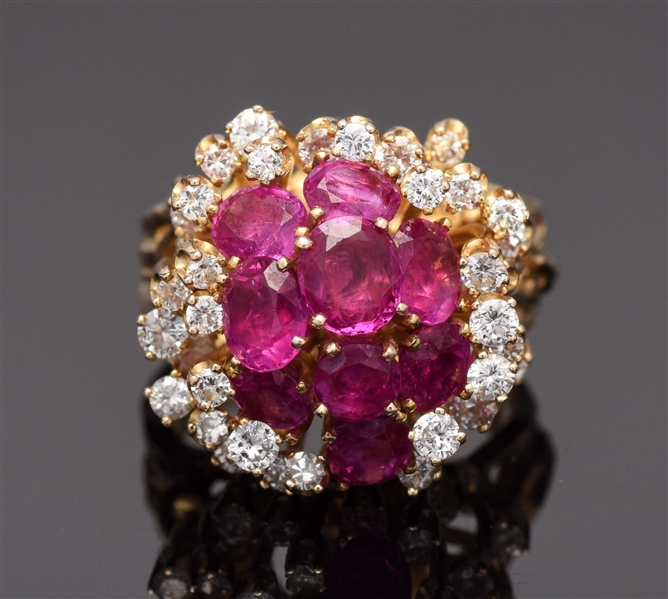 VINTAGE 14K YELLOW GOLD RUBY & DIAMOND CLUSTER RING.