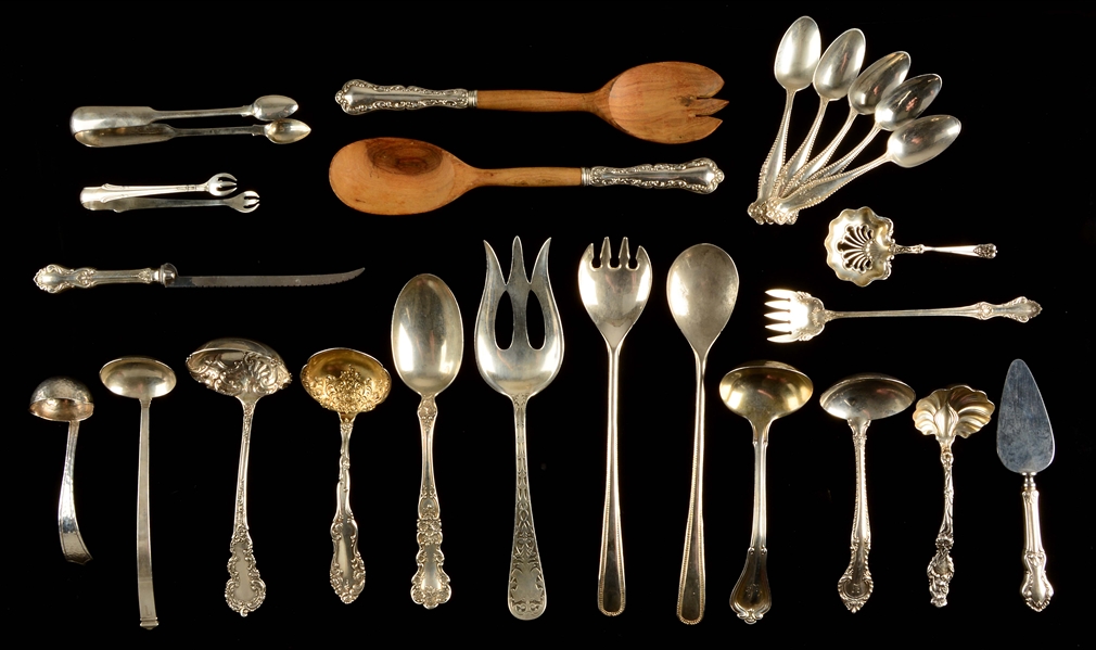 A GROUP OF MISCELLANEOUS STERLING SILVER FLATWARE AND SERVING PIECES.