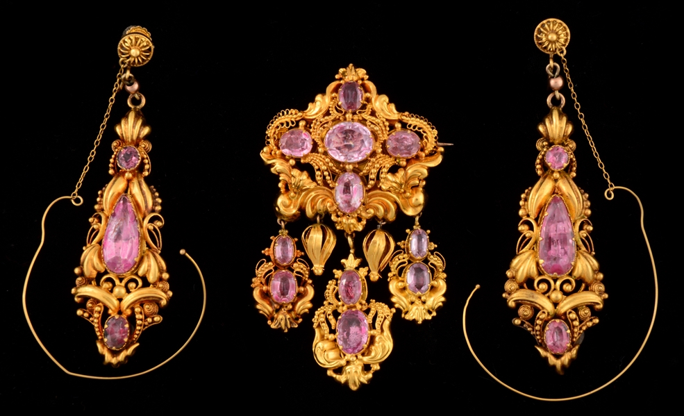 RARE 18K YELLOW GOLD AND PINK TOPAZ VINAIGRETTE BROACH & EARRINGS IN CASE. 